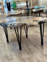⁦שולחן קפה מעץ זית בשילוב אפוקסי צבע חום⁩ – תמונה ⁦4⁩