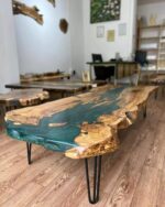 ⁦שולחן סלון מעץ זית עם שילוב אפוקסי⁩ – תמונה ⁦7⁩