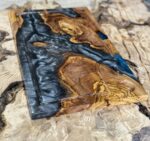 ⁦‎בוצ'ר מעץ זית בשילוב אפוקסי 
עם חריטה ומקום  למלח פלפל⁩ – תמונה ⁦2⁩