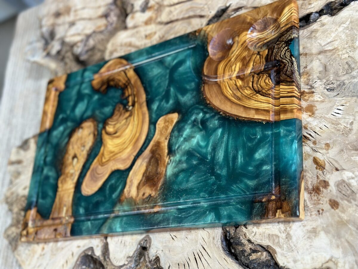 ⁦‎בוצ'ר מעץ זית בשילוב אפוקסי 
עם חריטה ומקום  למלח פלפל⁩ – תמונה ⁦2⁩