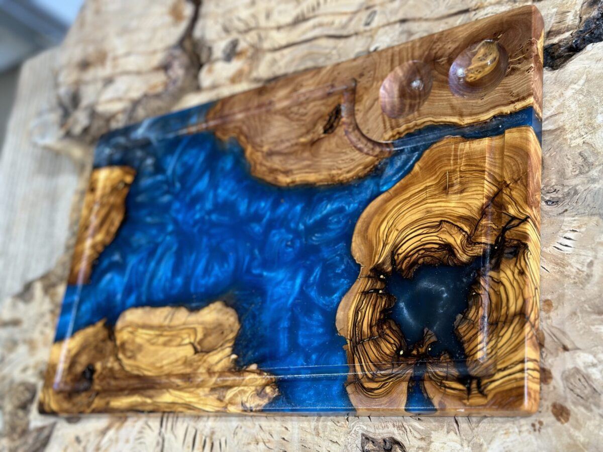 ⁦‎בוצ'ר מעץ זית בשילוב אפוקסי 
עם חריטה ומקום  למלח פלפל⁩ – תמונה ⁦2⁩