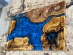 ⁦‎בוצ'ר מעץ זית בשילוב אפוקסי 
עם חריטה ומקום  למלח פלפל⁩ – תמונה ⁦2⁩