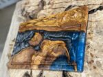 ⁦‎בוצ'ר מעץ זית בשילוב אפוקסי 
עם חריטה ומקום  למלח פלפל⁩ – תמונה ⁦2⁩