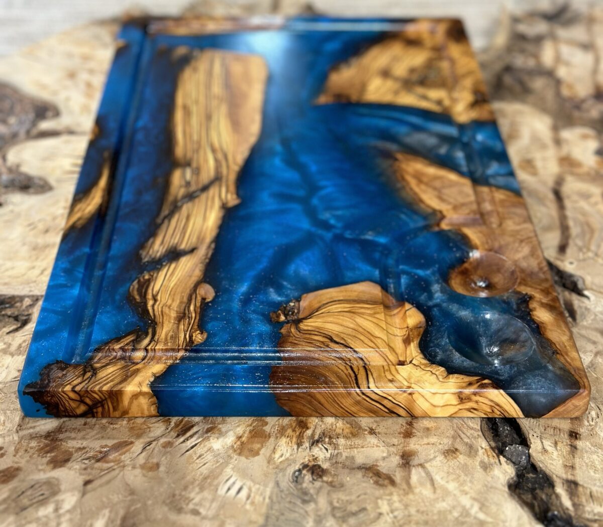 ⁦‎בוצ'ר מעץ זית בשילוב אפוקסי 
עם חריטה ומקום  למלח פלפל⁩ – תמונה ⁦2⁩