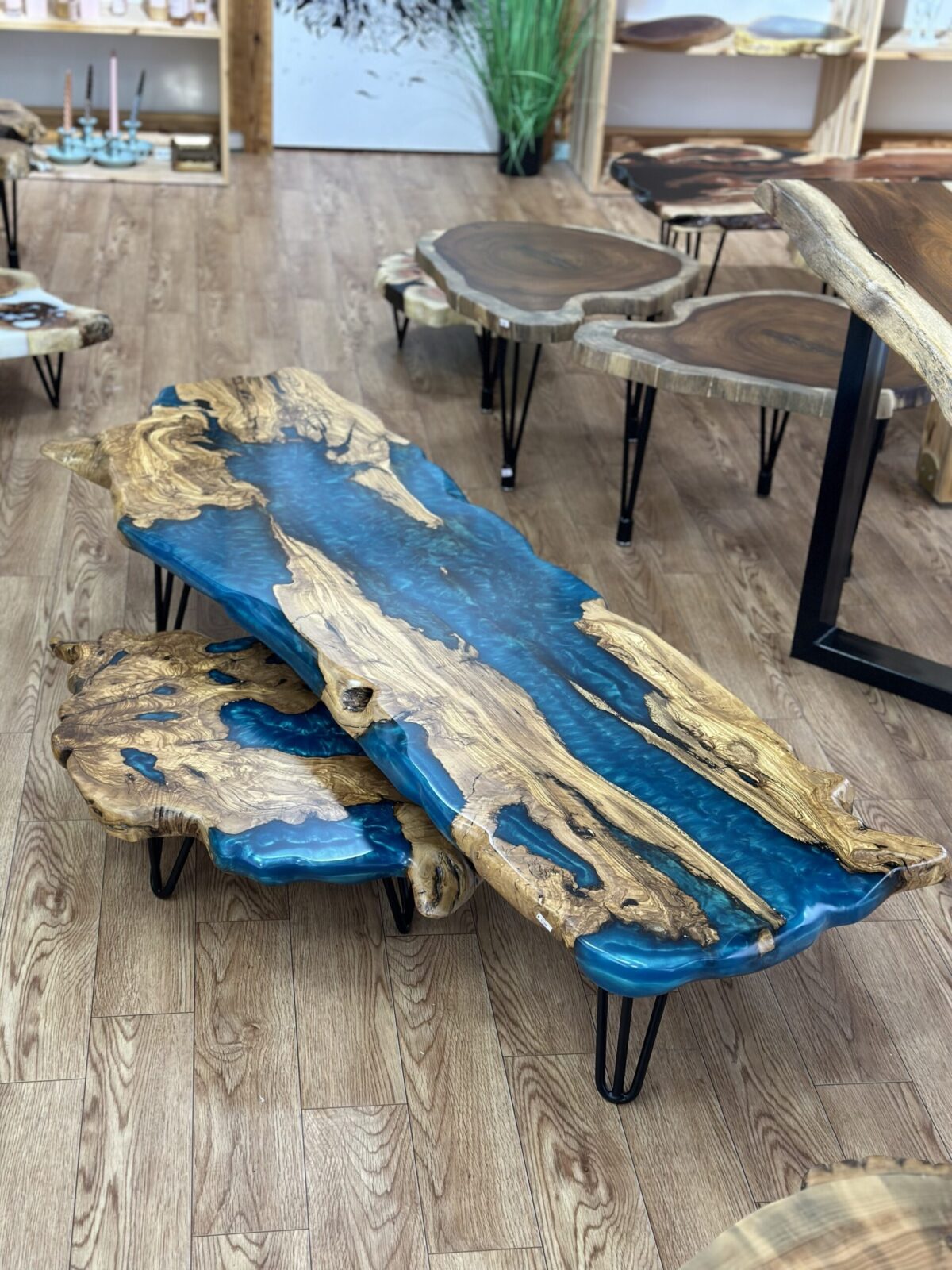 ⁦שולחן לחדר מזרחי 
מעץ זית בשילוב אפוקסי צבע כחול⁩ – תמונה ⁦1⁩