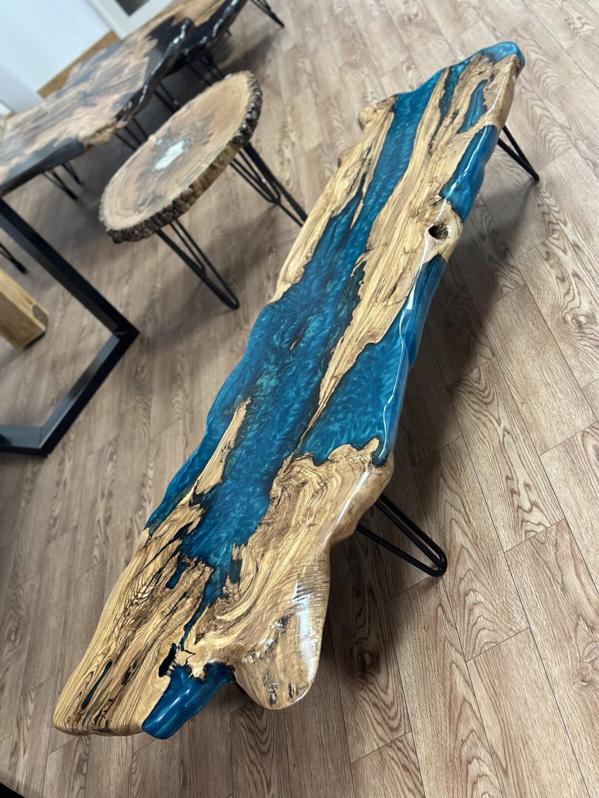 ⁦שולחן לחדר מזרחי 
מעץ זית בשילוב אפוקסי צבע כחול⁩ – תמונה ⁦3⁩